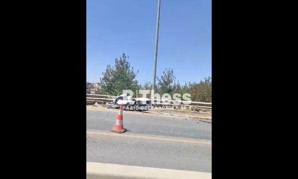 Σοκαριστικό τροχαίο με μηχανή στον Περιφερειακό Θεσσαλονίκης / Σοβαρά τραυματισμένη νεαρή γυναίκα / Μποτιλιάρισμα και στα δύο ρεύματα