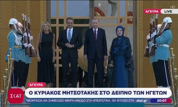 Στην Άγκυρα με τη σύζυγό του ο Κ. Μητσοτάκης – Θερμή χειραψία με Ερντογάν ενόψει της Συνόδου του ΝΑΤΟ