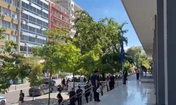 Συγκέντρωση αντιεξουσιαστών στο δικαστικό μέγαρο Θεσσαλονίκης