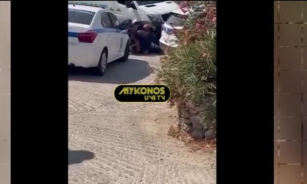 Συνελήφθη από την αστυνομία τουρίστας που πόζαρε γυμνός στο άγαλμα του Καραμανλή στη Μύκονο