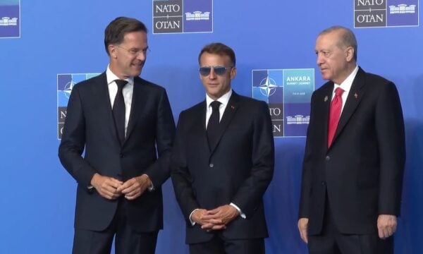 Τα viral γυαλιά ηλίου του Εμανουέλ Μακρόν στην 2η ημέρα της Συνόδου του ΝΑΤΟ