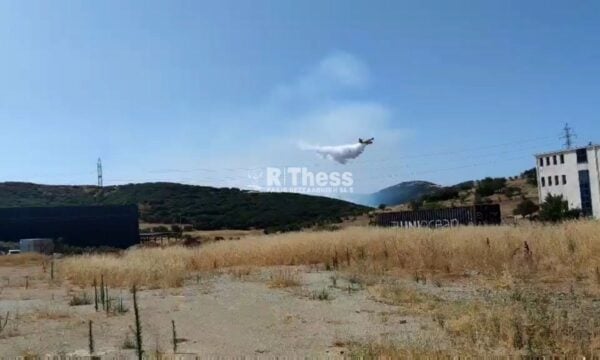 Θεσσαλονίκη: Φωτιά σε αγροτοδασική έκταση στο Δερβένι – Σηκώθηκαν 7 εναέρια μέσα – Ήχησε το 112