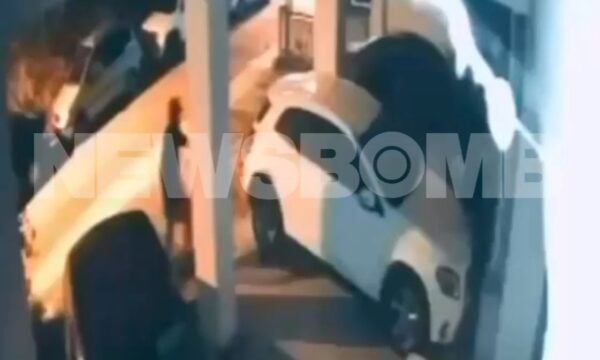 Θεσσαλονίκη: Η στιγμή που ο δράστης αφήνει τον εκρηκτικό μηχανισμό στο σπίτι του Σάββα Αναστασιάδη