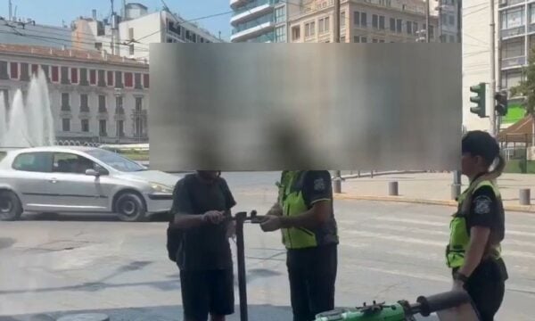 Το Newsbomb.gr στο μπλόκο της Τροχαίας για τα ηλεκτρικά πατίνια στο κέντρο της Αθήνας