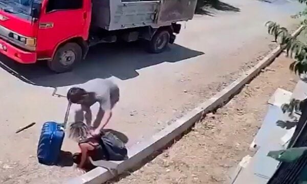 Τουρκία: Νεαρή γυναίκα καταρρέει στη μέση του δρόμου αφού κατάπιε τη γλώσσα της – Σωτήρας διερχόμενος οδηγός!