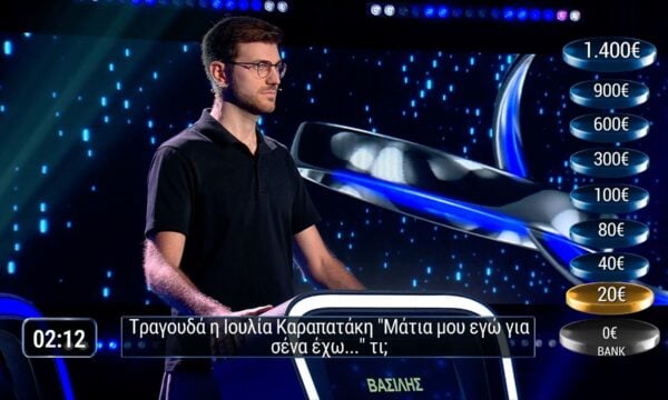 Τραγουδάει η Ιουλία Καλαπατάκη, «Μάτια μου εγώ για σένα έχω»….