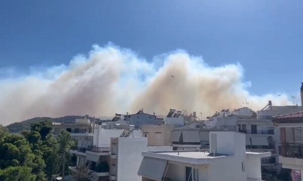 Βίντεο από ταράτσα σπιτιού απεικονίζει τη μεγάλη φωτιά που ξέσπασε στο Ποικίλο Όρος