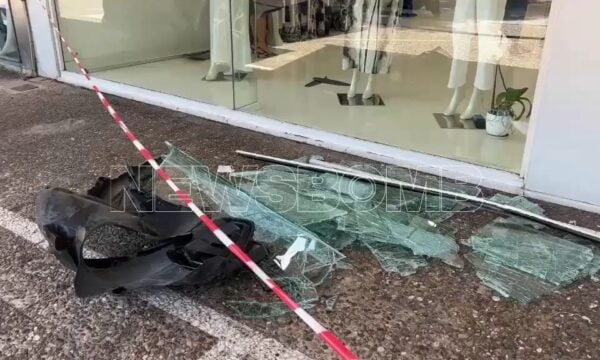 Βριλήσσια: Αυτοκίνητο εισέβαλε σε κατάστημα ενδυμάτων