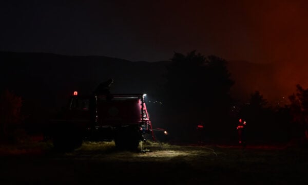 Φωτιά στον Ασπρόπυργο κοντά σε σπίτια και υποδομές
