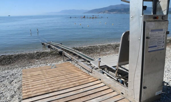 Αμφιλοχία: Αγοράκι τραυματίστηκε σε ράμπα ΑμεΑ σε παραλία και μεταφέρθηκε στο Καραμανδάνειο
