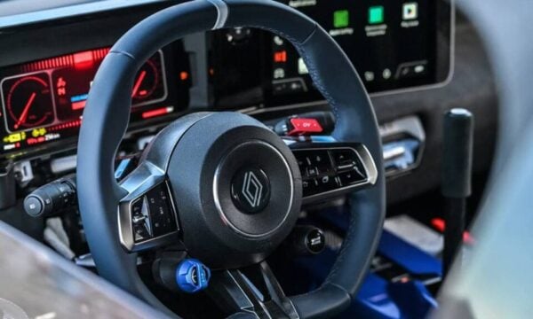 Renault 5 Turbo vs 5 Turbo 3E: το παλιό ή το καινούργιο;