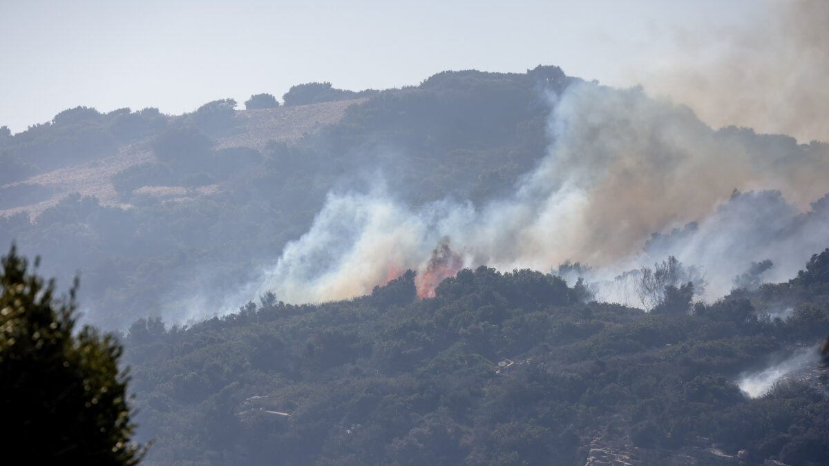 Φωτιά στο Ρέθυμνο: Οι θυελλώδεις άνεμοι δυσχεραίνουν το έργο της κατάσβεσης – Ρεπόρτερ δυσκολεύεται να σταθεί όρθια από τις ριπές 1 Φωτιά στο Ρέθυμνο: Οι θυελλώδεις άνεμοι δυσχεραίνουν το έργο της κατάσβεσης – Ρεπόρτερ δυσκολεύεται να σταθεί όρθια από τις ριπές