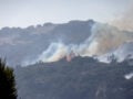 Φωτιά στο Ρέθυμνο: Οι θυελλώδεις άνεμοι δυσχεραίνουν το έργο της κατάσβεσης – Ρεπόρτερ δυσκολεύεται να σταθεί όρθια από τις ριπές