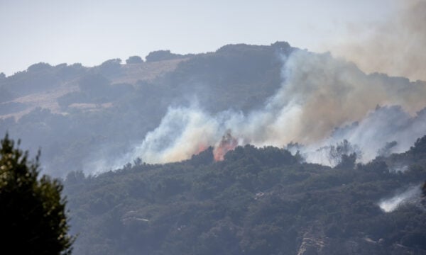 Φωτιά στο Ρέθυμνο: Οι θυελλώδεις άνεμοι δυσχεραίνουν το έργο της κατάσβεσης – Ρεπόρτερ δυσκολεύεται να σταθεί όρθια από τις ριπές