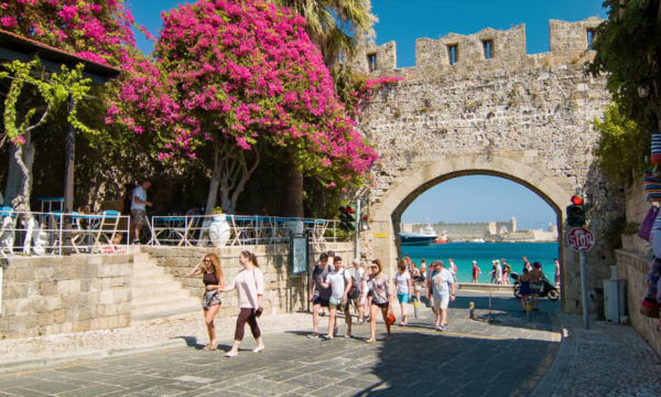 ETC: Η Ελλάδα στους κορυφαίους προορισμούς για Ευρωπαίους το επόμενο 6μηνο