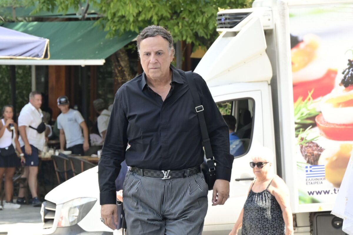 Κηδεία Μάρως Κοντού: Η Ελλάδα αποχαιρέτησε την «Ελενίτσα» με θερμό χειροκρότημα – Συγκίνησαν οι επικήδειοι 32 Κηδεία Μάρως Κοντού: Η Ελλάδα αποχαιρέτησε την «Ελενίτσα» με θερμό χειροκρότημα – Συγκίνησαν οι επικήδειοι