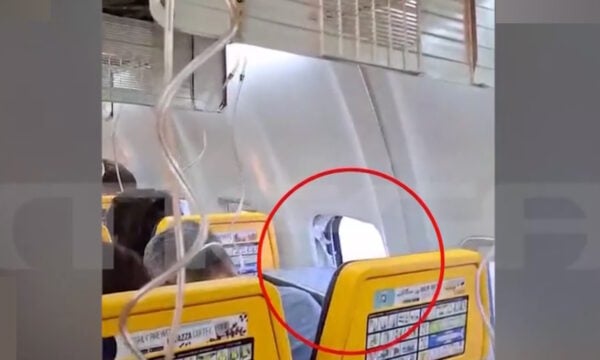 Ryanair: Η σύζυγος του επιβάτη που βρέθηκε ο μισός εκτός του αεροπλάνου εν ώρα πτήσης λέει «όλοι κλαίγανε, ο άντρας μου λιποθύμησε τρεις φορές»