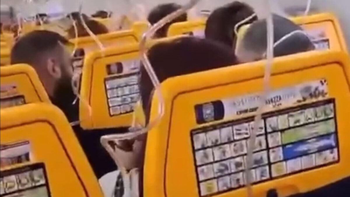 Ryanair: Νέο βίντεο από την πτήση τρόμου – «Το κεφάλι του άνδρα ήταν έξω από το σπασμένο παράθυρο» λέει επιβάτιδα 1 Ryanair: Νέο βίντεο από την πτήση τρόμου – «Το κεφάλι του άνδρα ήταν έξω από το σπασμένο παράθυρο» λέει επιβάτιδα