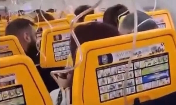 Ryanair: Νέο βίντεο από την πτήση τρόμου – «Το κεφάλι του άνδρα ήταν έξω από το σπασμένο παράθυρο» λέει επιβάτιδα