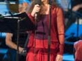Γνωστή τραγουδίστρια: Πέθανε η μητέρα της – Οι φωτογραφίες από την κηδεία