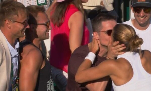 Σάκκαρη – Μητσοτάκης: Το φιλί που αντάλλαξαν μετά τη νίκη της στο Γουίμπλεντον (Φωτογραφίες)