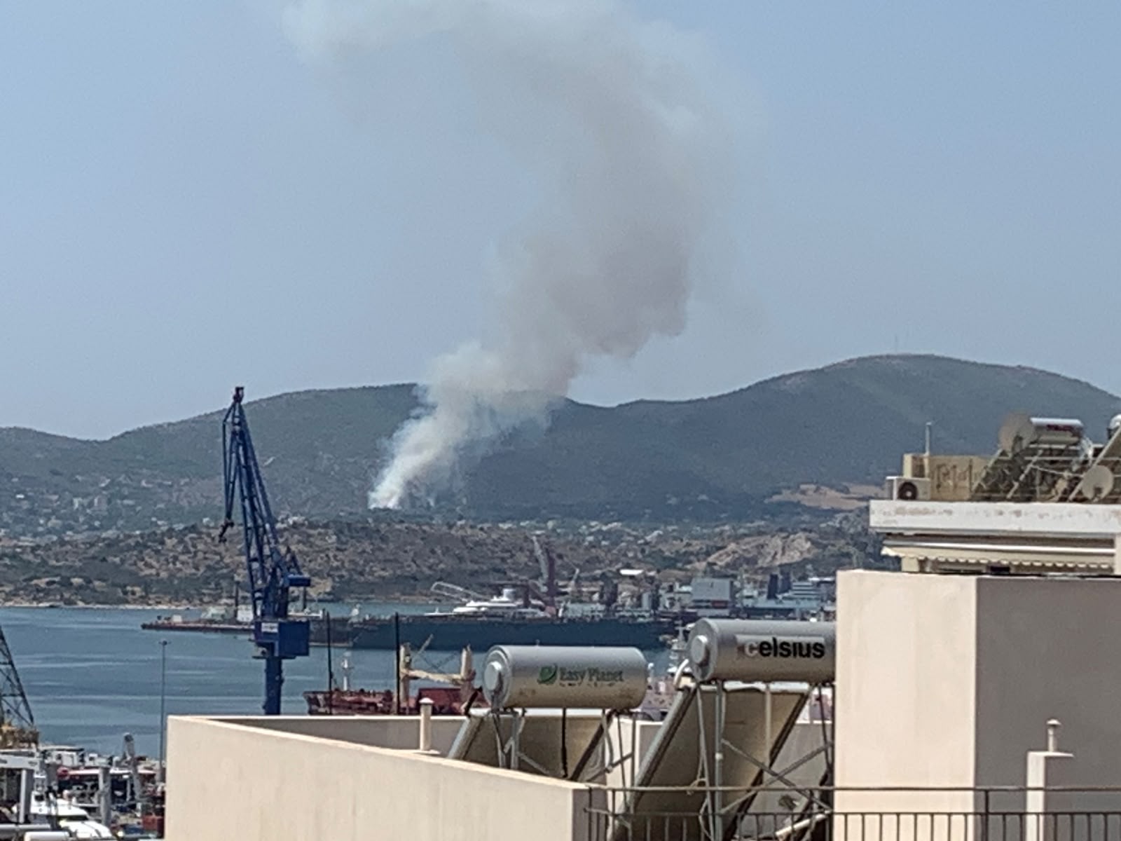 Φωτιά στη Σαλαμίνα στην περιοχή Σελίνια: Μηνύματα του 112 στους κατοίκους – «Απομακρυνθείτε προς παραλία» 11 Φωτιά στη Σαλαμίνα στην περιοχή Σελίνια: Μηνύματα του 112 στους κατοίκους – «Απομακρυνθείτε προς παραλία»