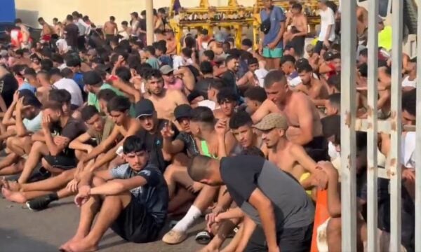 Χιλιάδες μετανάστες πέρασαν από το Μαρόκο στη Θέουτα, έκκληση για ανάπτυξη στρατού – ΒΙΝΤΕΟ