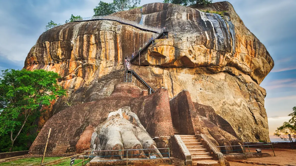 Sigiriya: Η αρχαία πόλη που χτίστηκε από πρωτόγονους ή από έναν «θεό-ερπετό»; 1 Sigiriya: Η αρχαία πόλη που χτίστηκε από πρωτόγονους ή από έναν «θεό-ερπετό»;