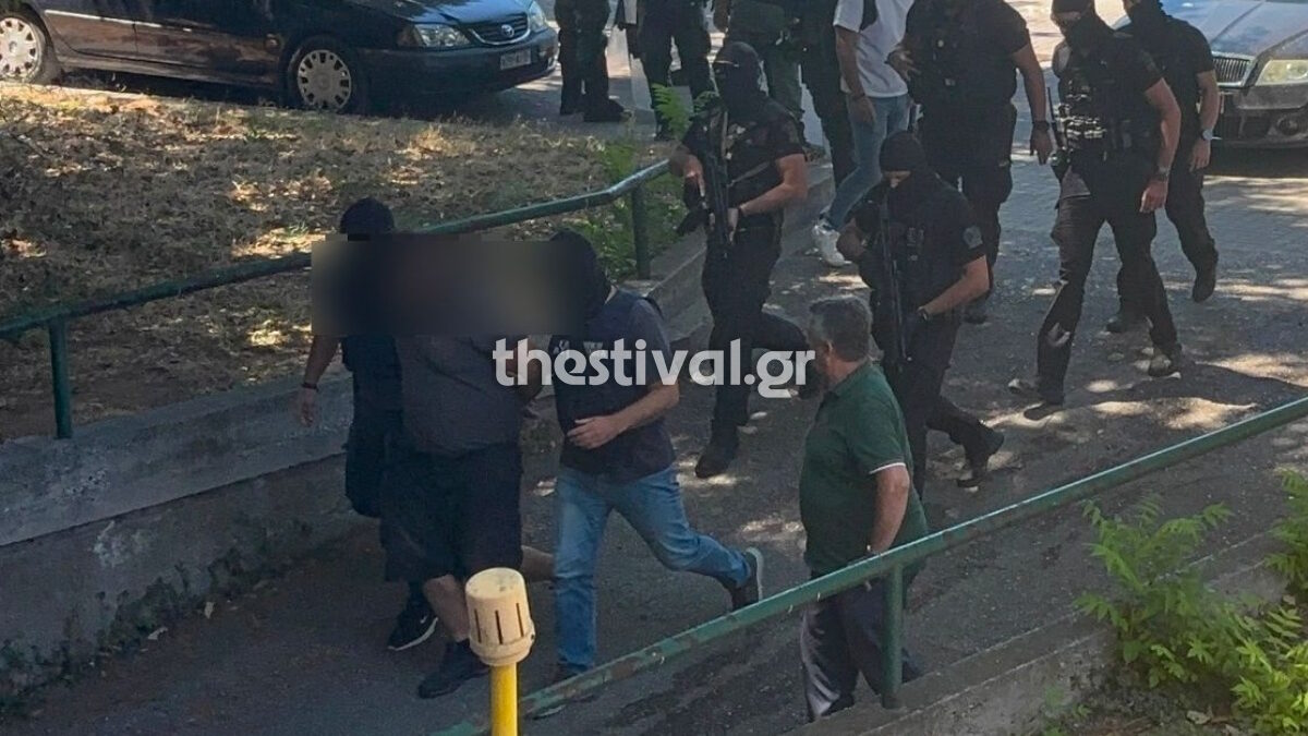 Θεσσαλονίκη: Στον ανακριτή οι 3 συλληφθέντες για εμπρηστική επίθεση στο σπίτι της Αφροδίτης Νέστορα 1 Θεσσαλονίκη: Στον ανακριτή οι 3 συλληφθέντες για εμπρηστική επίθεση στο σπίτι της Αφροδίτης Νέστορα
