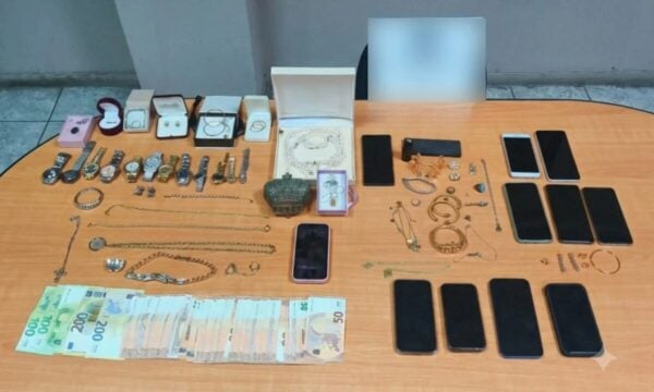 Συμμορία που είχε ρημάξει κοσμηματοπωλεία στην Αττική «ξηλώθηκε» – Ο τρόπος δράσης και η λεία των 370.000 ευρώ
