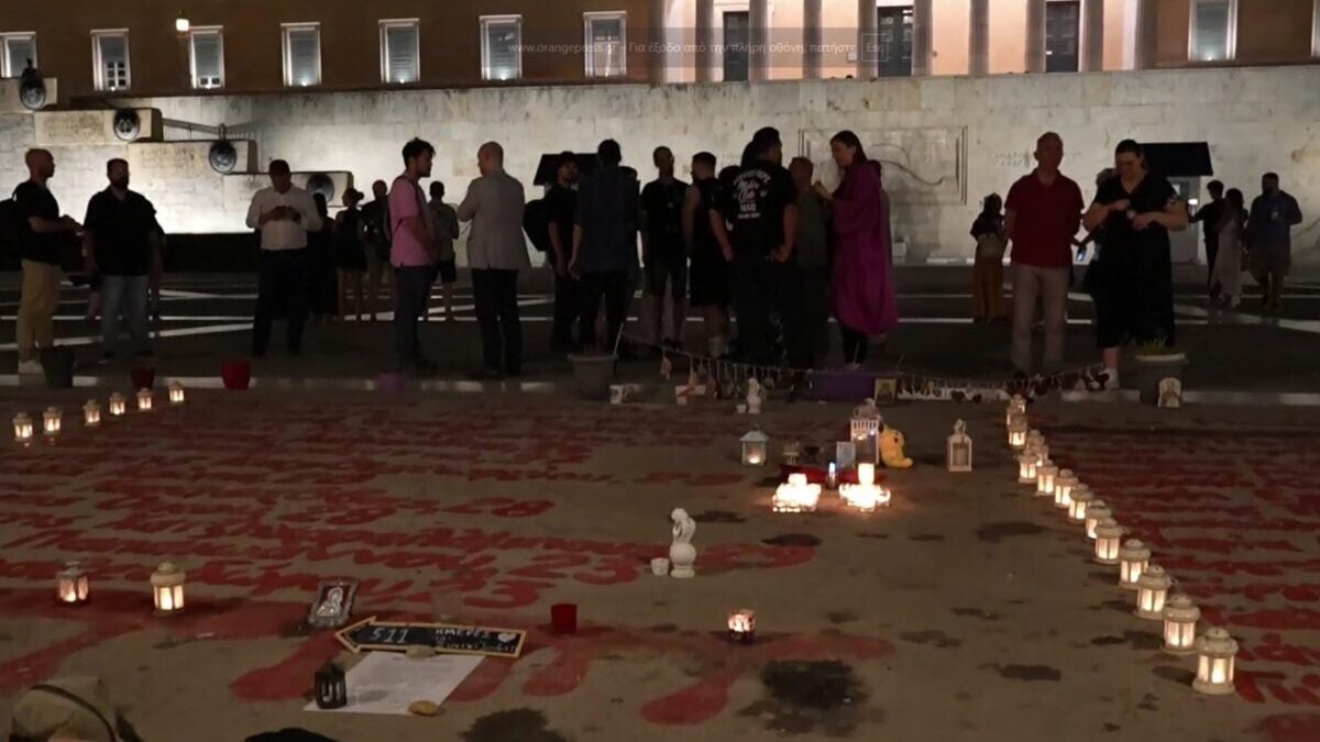 Μάτι και Τέμπη «συναντήθηκαν» στο Σύνταγμα: Συγγενείς και επιζώντες εκφώνησαν τα ονόματα των θυμάτων 1 Μάτι και Τέμπη «συναντήθηκαν» στο Σύνταγμα: Συγγενείς και επιζώντες εκφώνησαν τα ονόματα των θυμάτων