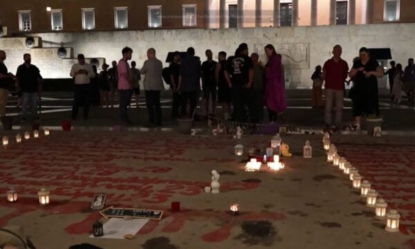 Μάτι και Τέμπη «συναντήθηκαν» στο Σύνταγμα: Συγγενείς και επιζώντες εκφώνησαν τα ονόματα των θυμάτων