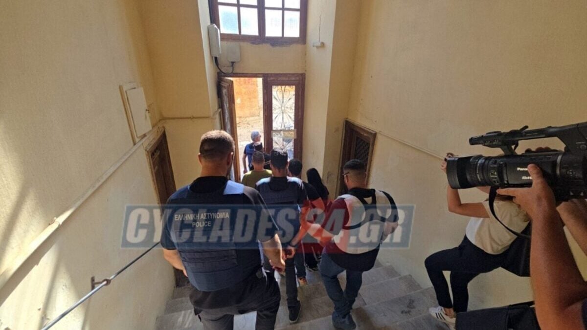 Σύρος: Δεν ασκήθηκαν διώξεις για τη δολοφονία της 41χρονης – Υπό φρούρηση παραμένει το σπίτι του ζευγαριού 1 Σύρος: Δεν ασκήθηκαν διώξεις για τη δολοφονία της 41χρονης – Υπό φρούρηση παραμένει το σπίτι του ζευγαριού