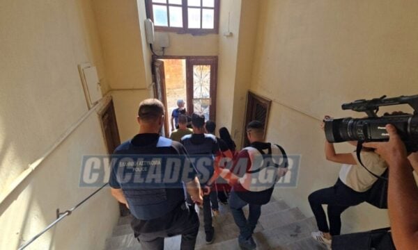 Σύρος: Δεν ασκήθηκαν διώξεις για τη δολοφονία της 41χρονης – Υπό φρούρηση παραμένει το σπίτι του ζευγαριού