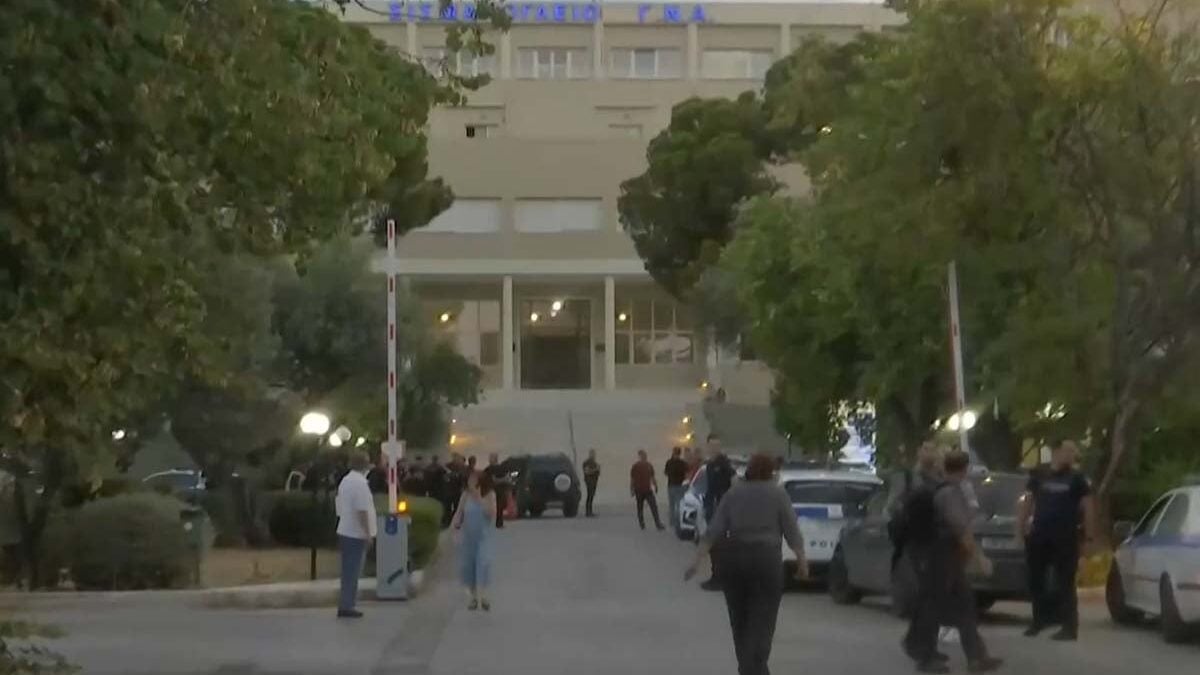 Γεωργιάδης από το Σισμανόγλειο: Εντοπίστηκε στο σπίτι του ο ασθενής που έβαλε φωτιά σε στρώμα – «Υποστήριξε ότι είδε ένα περίεργο όνειρο» 1 Γεωργιάδης από το Σισμανόγλειο: Εντοπίστηκε στο σπίτι του ο ασθενής που έβαλε φωτιά σε στρώμα – «Υποστήριξε ότι είδε ένα περίεργο όνειρο»