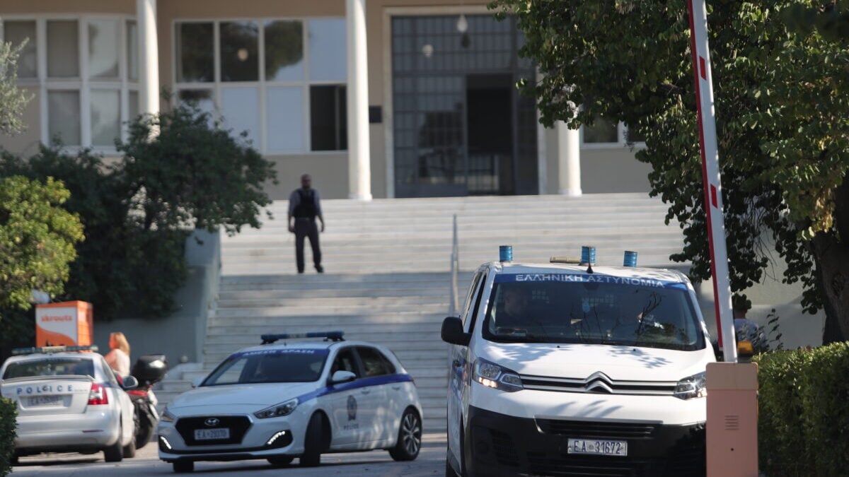 Φωτιά στο Σισμανόγλειο: Ο γιος της 83χρονης λέει ότι η μητέρα του υπέστη ανακοπή την ώρα της εκκένωσης 1 Φωτιά στο Σισμανόγλειο: Ο γιος της 83χρονης λέει ότι η μητέρα του υπέστη ανακοπή την ώρα της εκκένωσης