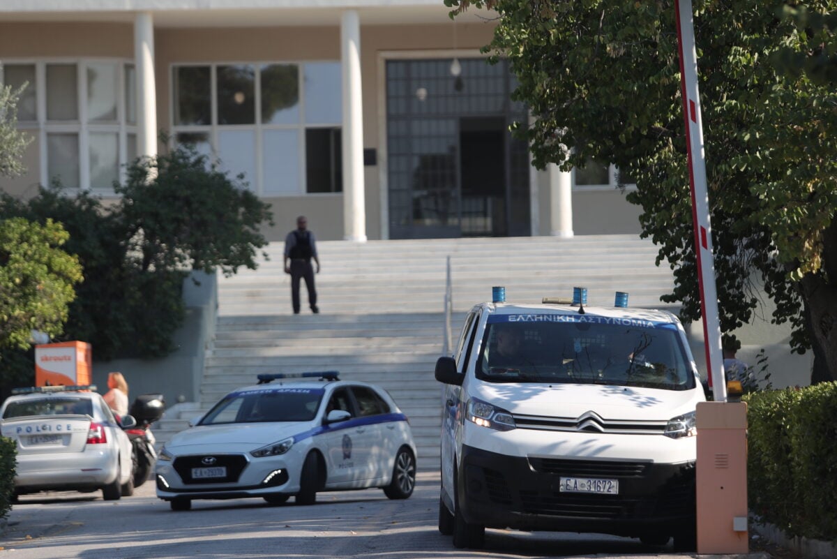 Φωτιά στο Σισμανόγλειο: Ο γιος της 83χρονης λέει ότι η μητέρα του υπέστη ανακοπή την ώρα της εκκένωσης