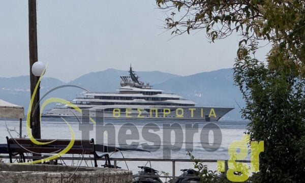 Σύβοτα: Το mega yacht του ιδιοκτήτη της Μάντσεστερ Σίτι σεΐχη Μανσούρ, αξίας 600 εκατ. δολαρίων, εντυπωσίασε μαζί με άλλο πλωτό «παλάτι»