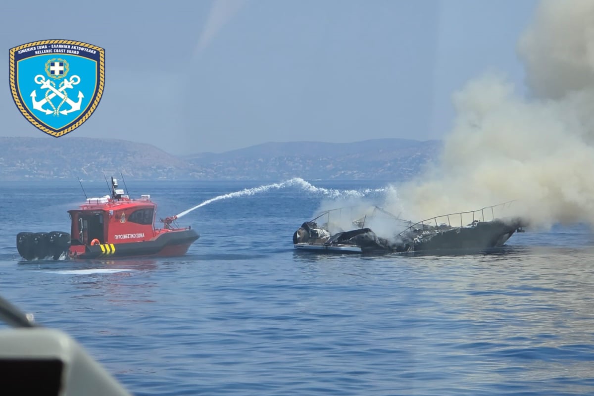 Βουλιαγμένη: Συγκλονιστικές εικόνες από την κατάσβεση της φωτιάς – Σώοι οι επιβάτες, βυθίστηκε το σκάφος 11 Φωτιά σε σκάφος στη Βουλιαγμένη / Λιμενικό Σώμα