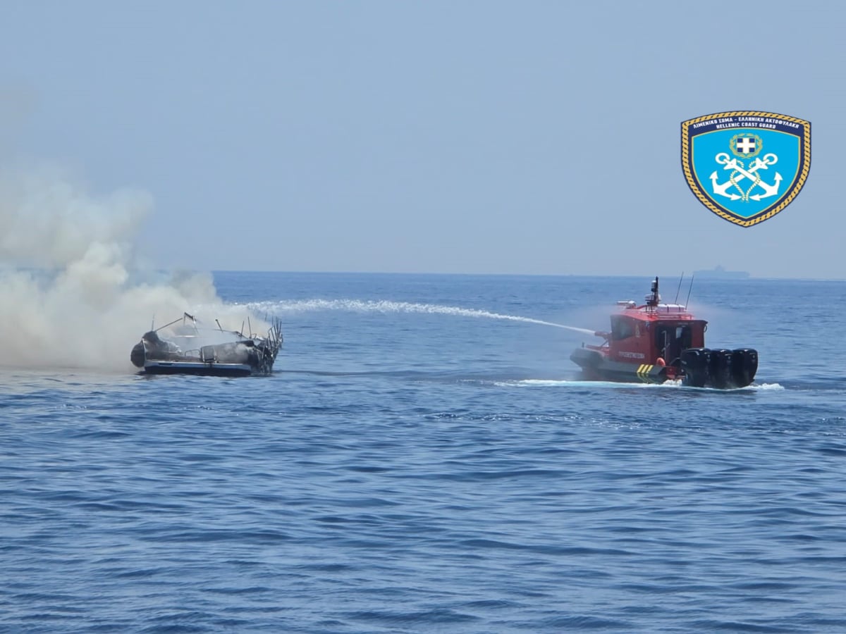 Βουλιαγμένη: Συγκλονιστικές εικόνες από την κατάσβεση της φωτιάς – Σώοι οι επιβάτες, βυθίστηκε το σκάφος 12 Φωτιά σε σκάφος στη Βουλιαγμένη / Λιμενικό Σώμα