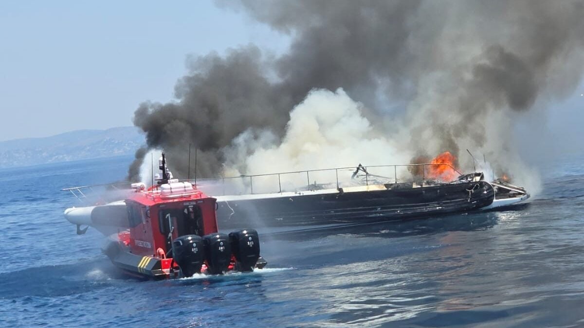 Βουλιαγμένη: Συγκλονιστικές εικόνες από την κατάσβεση της φωτιάς – Σώοι οι επιβάτες, βυθίστηκε το σκάφος 5 Βουλιαγμένη: Συγκλονιστικές εικόνες από την κατάσβεση της φωτιάς – Σώοι οι επιβάτες, βυθίστηκε το σκάφος
