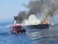 Βουλιαγμένη: Συγκλονιστικές εικόνες από την κατάσβεση της φωτιάς – Σώοι οι επιβάτες, βυθίστηκε το σκάφος