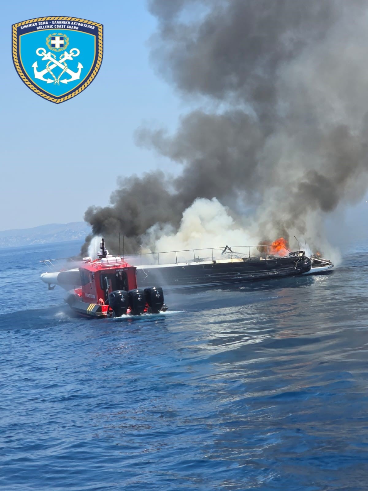 Βουλιαγμένη: Συγκλονιστικές εικόνες από την κατάσβεση της φωτιάς – Σώοι οι επιβάτες, βυθίστηκε το σκάφος