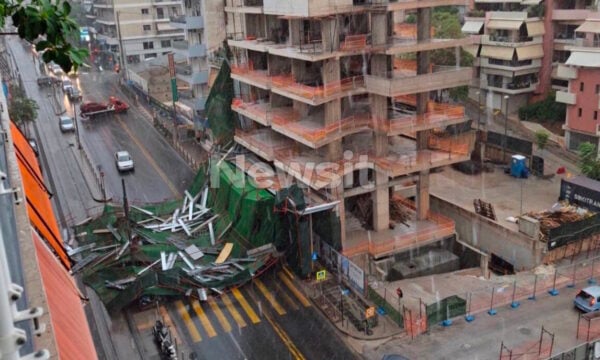 Πειραιά: Η στιγμή που η σκαλωσιά καταρρέει εξαιτίας των ισχυρών ανέμων και της ξαφνικής μπόρας