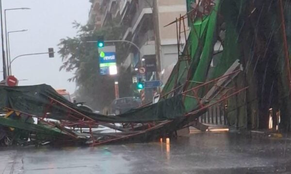 Κακοκαιρία στην Αθήνα: Κατέρρευσε σκαλωσιά πολυκατοικίας στον Πειραιά – φωτογραφίες και βίντεο