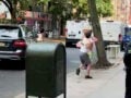 Χάος σε δρόμο της Νέας Υόρκης: Άγριο ξύλο μεταξύ ατόμων με σκέιτμπορντ