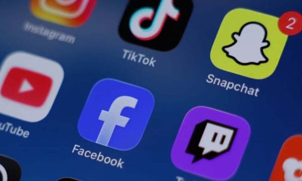 Γαλλία: Μπλόκο στα social media για παιδιά κάτω των 15 ετών