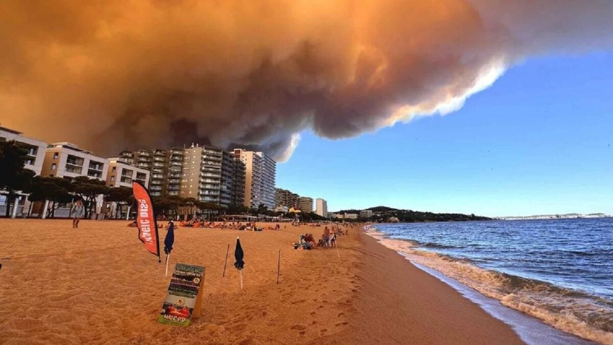 Ισπανία: Φωτιά απειλεί την Κόστα Μπράβα – 12.000 κάτοικοι σε κατ’ οίκον περιορισμό 1 Ισπανία: Φωτιά απειλεί την Κόστα Μπράβα – 12.000 κάτοικοι σε κατ’ οίκον περιορισμό