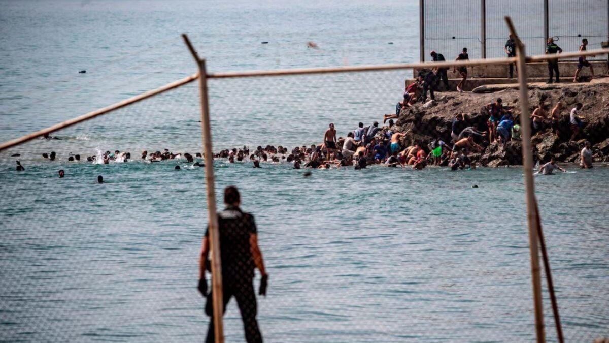 Ισπανία: 18 νεκροί μετανάστες και ανάπτυξη στρατού στη Θέουτα – Παρακαλούν να μην τους στείλουν πίσω στο Μαρόκο 2 Ισπανία: 18 νεκροί μετανάστες και ανάπτυξη στρατού στη Θέουτα – Παρακαλούν να μην τους στείλουν πίσω στο Μαρόκο