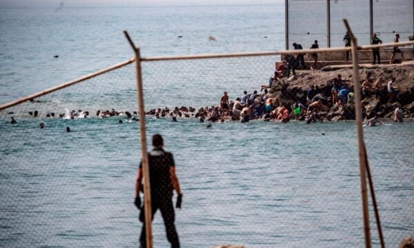 Ισπανία: 18 νεκροί μετανάστες και ανάπτυξη στρατού στη Θέουτα – Παρακαλούν να μην τους στείλουν πίσω στο Μαρόκο